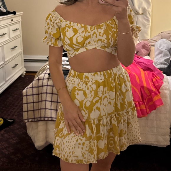 Yellow set - Picture 6 of 6